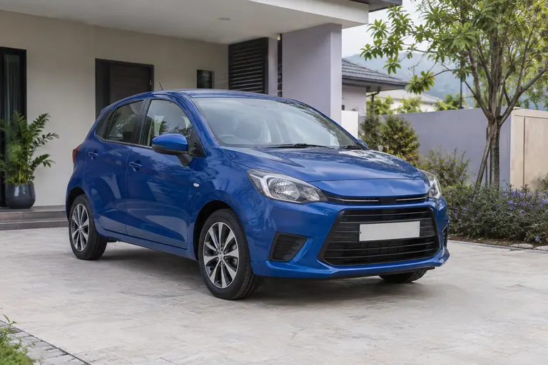 Kereta hatchback biru yang diparkir di halaman rumah